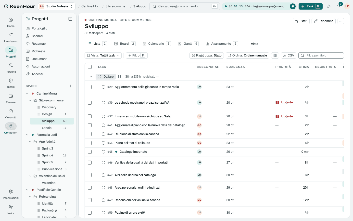 La vista lista di KeenHour: task raggruppati per stato con assegnatari, scadenza, priorità, stima e tag.