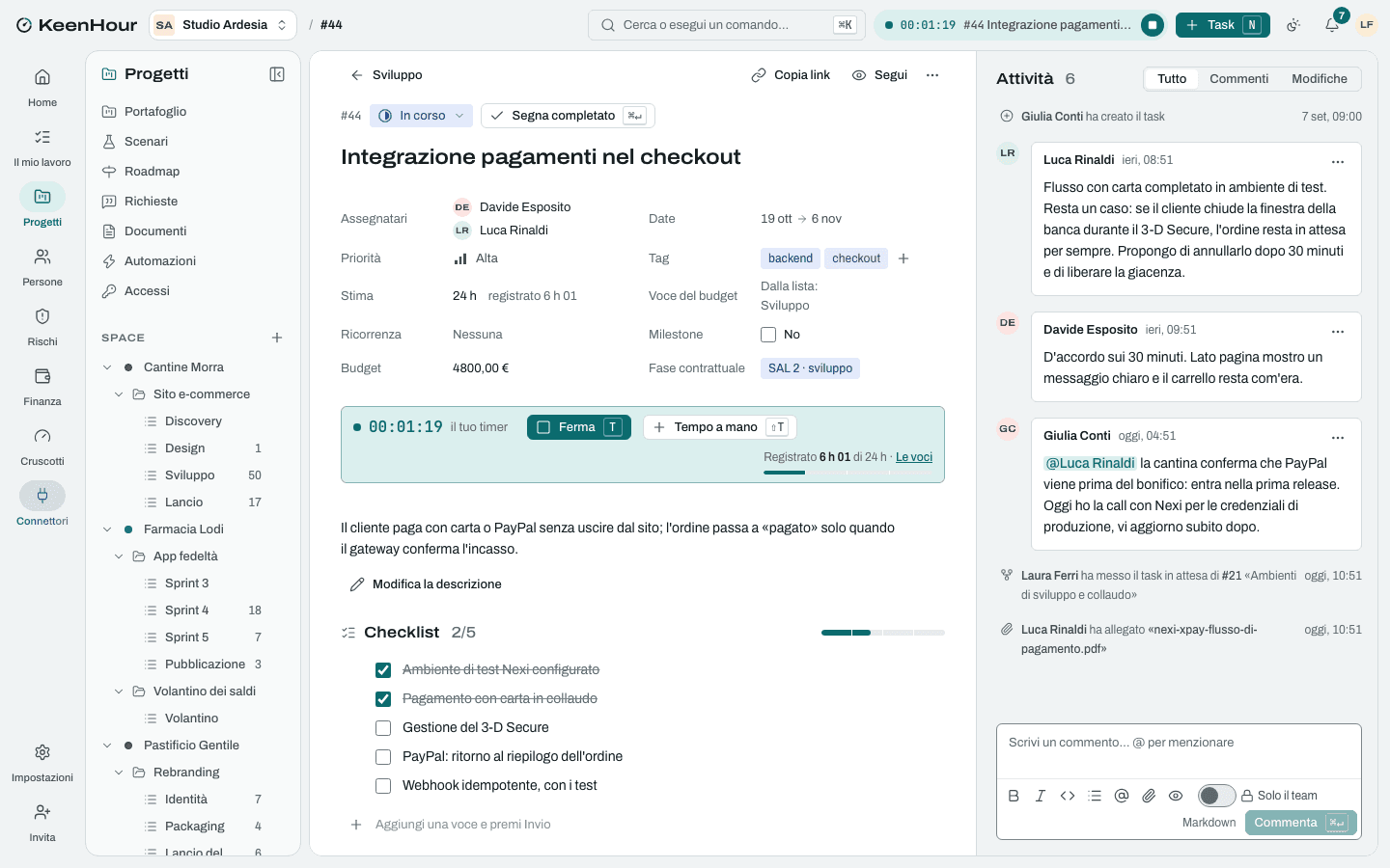 Un task aperto in KeenHour: timer acceso, registrato sulla stima, voce del budget, checklist, attività e commenti con una @menzione.